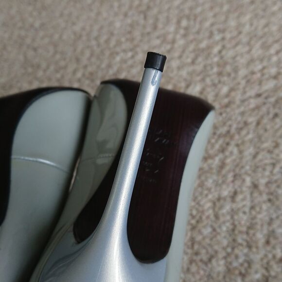 Stuart Weitzman Nouveau Silver Aniline patent leather pump size 7.5M - Picture 12 of 12